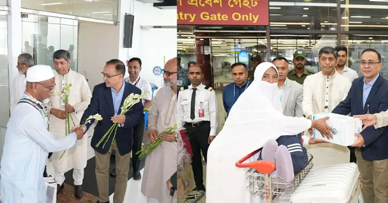 জযাত্রীদের অভ্যর্থনা জানানো হচ্ছে